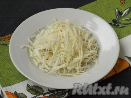 Тонко нашинковать капусту.
