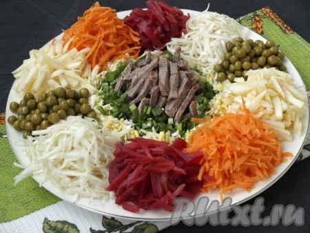 По кругу тарелки, чередуя, выложить продуктовые горочки так, чтобы каждый продукт отличался по цвету. Например, яблоко и капусту нужно разделить горошком.
