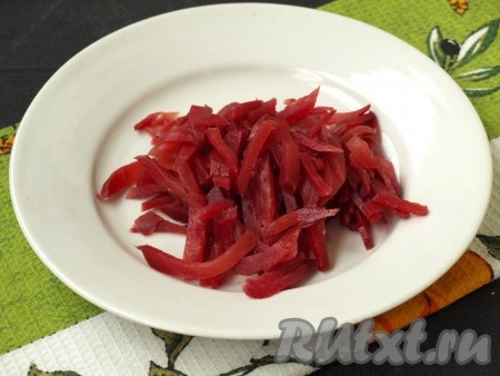 Вареную свеклу нарезать соломкой или, если желаете, можно натереть на тёрке.
