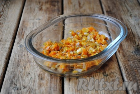 Натёртую на средней тёрке морковь и нарезанный кубиками лук обжарить на растительном масле до золотистого цвета, помешивая. Обжаренные овощи выложить в куриный суп с гречкой, добавить чёрный молотый перец и лавровый лист, продолжать готовить ещё 5-7 минут. 