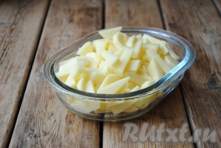 Очищенный картофель нарезать брусочками.&nbsp;
