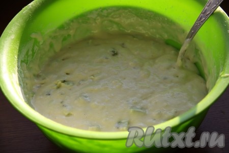 Перемешать тесто, оно получится достаточно густым и оставить на 5 минут.
