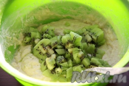 Киви очистить от кожуры, нарезать на кубики и добавить в тесто для оладий.
