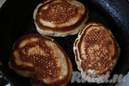 Жарить наши оладушки на среднем огне на разогретой сковороде с добавлением растительного масла.
