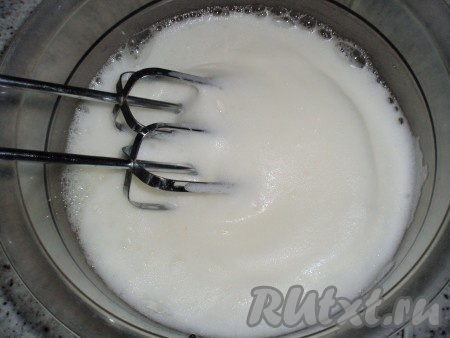 Яйца разделить на белки и желтки. Белки взбить, добавляя постепенно оставшийся сахар.
