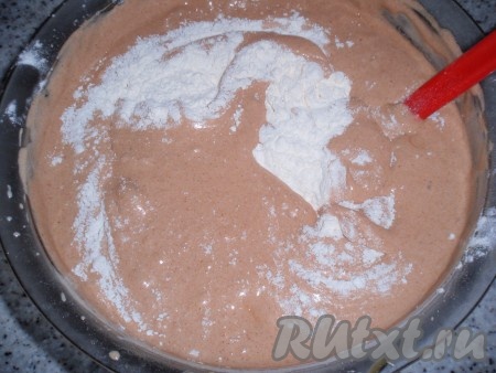 Муку просеять вместе с содой и разрыхлителем.&nbsp;Муку порциями всыпать в тесто и осторожно перемешать.
