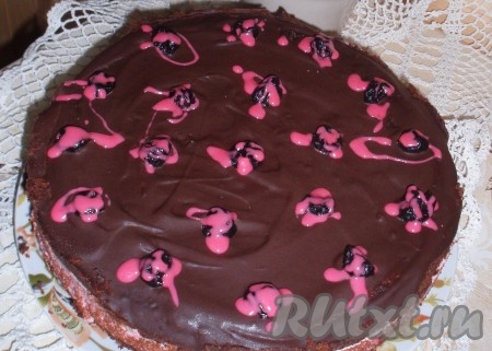 После застывания я еще полила торт вишневой глазурью (1 чайная ложка вишневого сока, оставшегося от пропитки, + 4 чайных ложки сахарной пудры).
