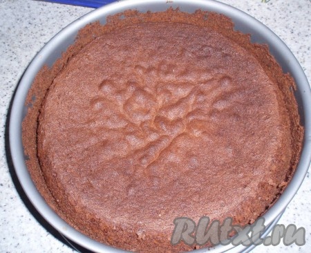 Испеченный шоколадный бисквит остудить и разрезать на 3 коржа.
