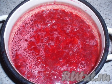 Желатин залить небольшим количеством воды (примерно 100 мл) и оставить до набухания. Затем желатин растворить и добавить в вишневое пюре, размешать и остудить.