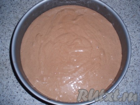 Дно формы для выпечки (у меня форма диаметром 26 см) застелить пергаментом. Бока формы ничем не смазывать. Вылить тесто и печь 40-45 минут в духовке, предварительно нагретой до 180 градусов.
