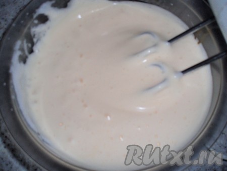 В конце взбивания добавить по одному желтки и взбивать до получения пышной светлой массы.
