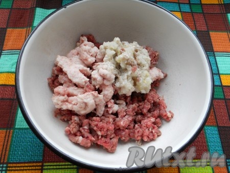 Далее козье мясо нужно отжать, промыть проточной водой и обсушить. После вымачивания в вине козье мясо избавляется от любого запаха и после приготовления не будет жестким. Можно теперь мясо тушить, запекать или, как в данном случае, приготовить котлеты. Для этого козье мясо перекрутить на мясорубке вместе с репчатым луком и салом.
