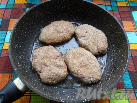 Мокрыми руками сформировать котлеты из козлятины, обвалять их в панировочных сухарях. Сковороду разогреть с растительным маслом, выложить котлеты.

