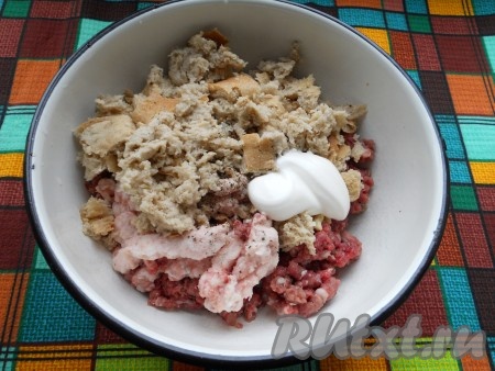 Сюда же добавить сметану и замоченный в молоке или воде и отжатый хлеб.
