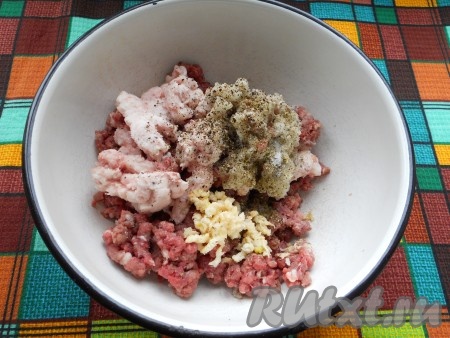 Добавить в фарш пропущенный через пресс чеснок, посолить и хорошенько поперчить.
