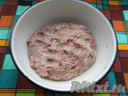 Тщательно фарш вымешать и отбить.