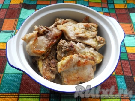 Мясо кролика выложить в форму для запекания или кастрюльку, предназначенную для запекания.