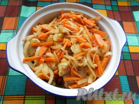 Лук репчатый нарезать полукольцами, морковь - соломкой или брусочками. Обжарить морковку с луком на растительном масле, помешивая, в течение 3-4 минут, затем выложить поверх кролика.