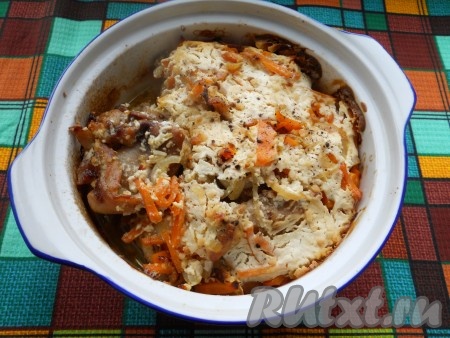 Накрыть кастрюльку крышкой (форму для запекания накрыть фольгой). Духовку разогреть до 180 градусов, тушить кролика при этой температуре 1 час 15 минут.
