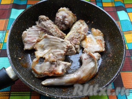 Обжарить кусочки кролика на растительном масле на среднем огне до румяности с двух сторон.
