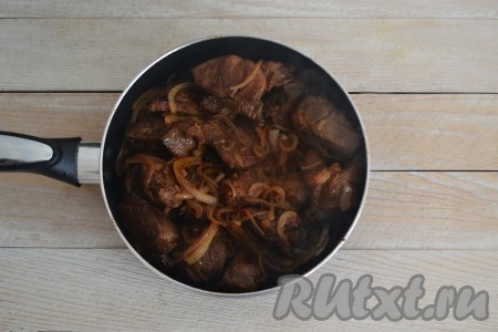 Подать вкуснейшую, сочную, нежную, ароматную баранину с луком, приготовленную на сковороде, на стол в горячем виде.
