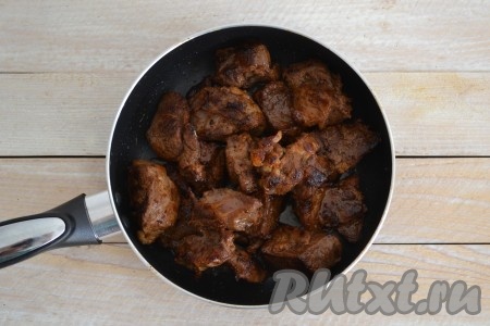 Если за это время мясо не станет мягким и нежным на вкус, то добавьте немного горячей воды и потушите еще под закрытой крышкой до готовности. Мне этого не понадобилось, так как я готовила молодого барашка. 