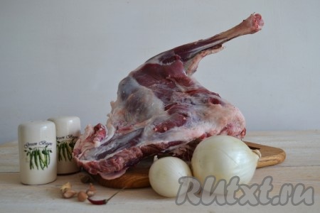 Подготовить необходимые ингредиенты для приготовления баранины с луком на сковороде