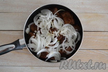 Выложить лук на сковороду поверх баранины и обжарить до состояния мягкости лука (это займет 1-2 минуты).