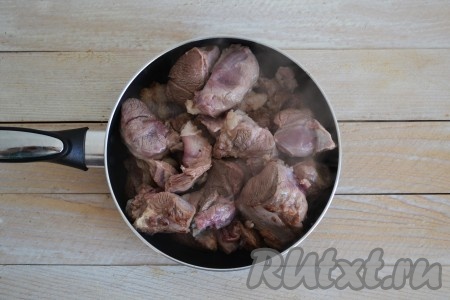 На хорошо разогретую сковороду выложить кусочки мяса жиром вниз. Если мясо постное (то есть без жира), то добавьте на сковороду смалец или немного растительного масла.
