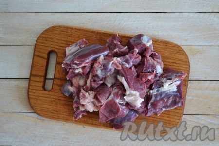 Баранину хорошо вымыть, если нужно, обдать огнем для удаления остатков шерсти. Срезать мякоть с кости, обрезая пленочку и прожилки. Нарезать мясо небольшими кусочками, примерно, 4х4 см. Посолить, приправить специями и перемешать, массируя руками каждый кусочек.