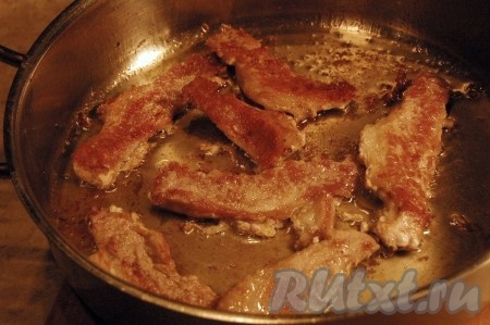 В сковороду нальем растительное масло, и когда оно станет горячим, опустим в него кусочки мяса.