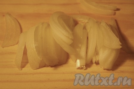 Нарежем репчатый лук и отправим его жариться к свинине.