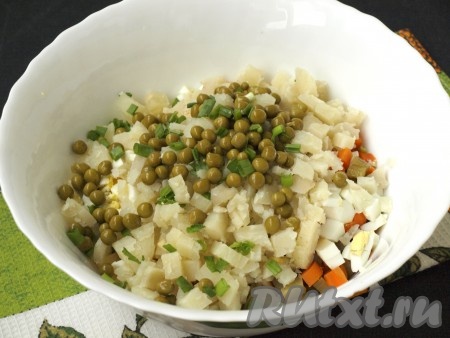 В салатник добавить горошек и немного зелёного лука, остальной зелёный лук оставить для подачи.
