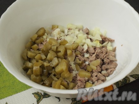 Нарезать кубиками отварную говядину, сложить в глубокую ёмкость. Нарезать огурцы и лук.
