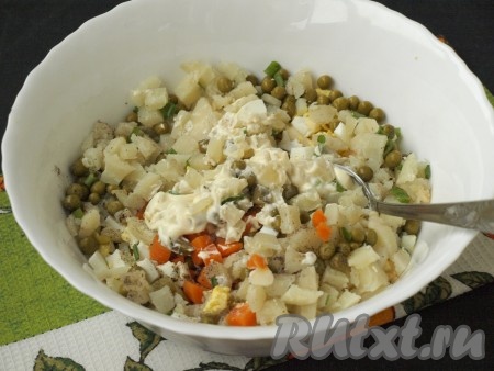 Салат посолить и поперчить, добавить майонез, лучше домашний, хорошо перемешать.
