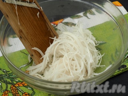 Дайкон натереть на корейской тёрке.

