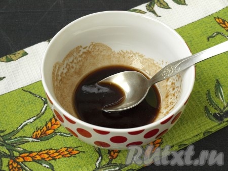 К соевому соусу влить подсолнечное масло, перемешать и заправка для салата готова.
