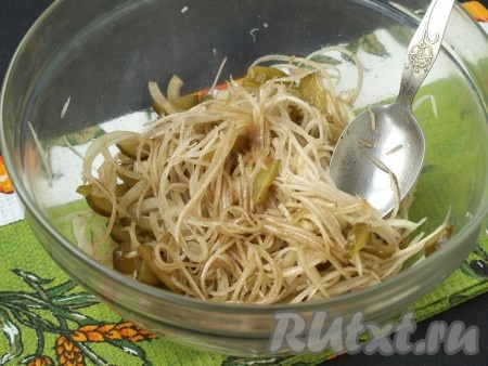 Заправку добавить в салат и перемешать. По вкусу добавить в салат перец и соль, всё зависит от степени солёности соевого соуса.
