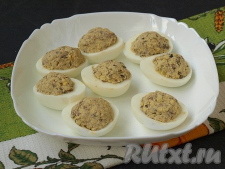Половинки яиц наполнить подготовленной массой.