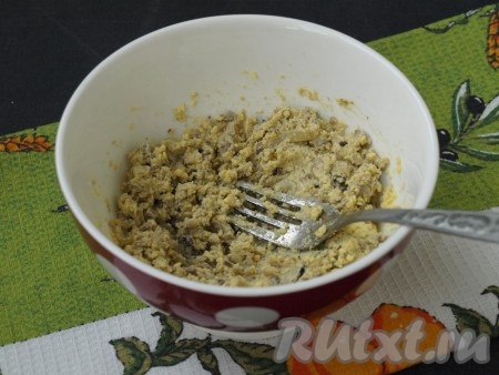 Затем шпроты, нарезанные кусочками, добавить к желткам и хорошо размять всё вместе вилкой. Если масса немного суховата, можно добавить немного масла, в котором шпроты были в банке. Получившуюся смесь из шпрот, желтков и лука посолить, поперчить по вкусу и масса для фарширования яиц готова.