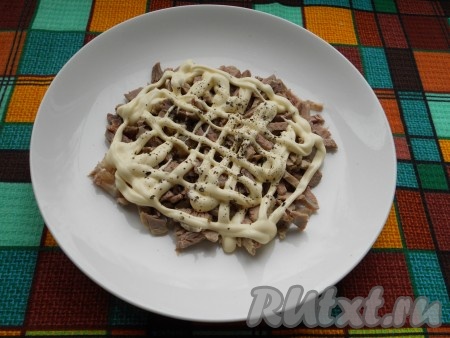 Смазываем мясо майонезом, перчим.
