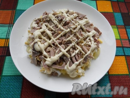 Затем повторяем слои салата, используя оставшиеся ингредиенты, то есть выкладываем свинину, смазываем майонезом, перчим, раскладываем огурцы, смазываем майонезом, присыпаем чесноком, раскладываем равномерно оставшиеся яйца, солим, смазываем майонезом.