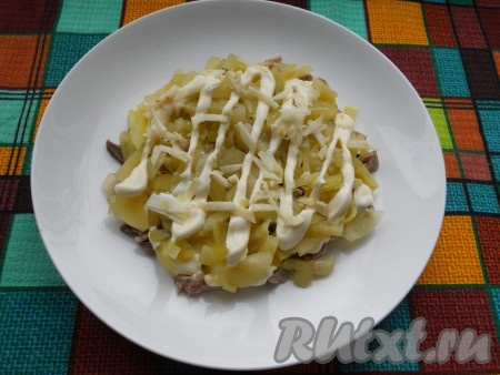 Чеснок очищаем, мелко нарезаем. Слегка смазываем огурцы майонезом и посыпаем половиной мелко нарезанного чеснока.