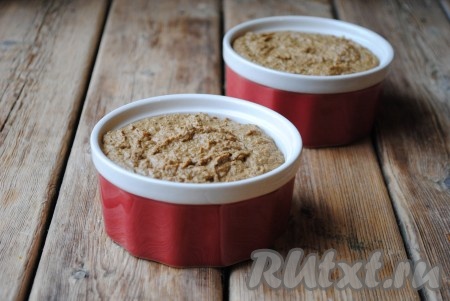 Разложить паштет из гусиной печени по креманкам, разровнять.&nbsp;
