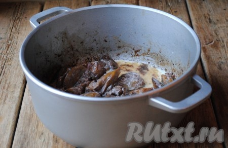 Затем влить сливки и готовить ещё 1-2 минуты на небольшом огне.&nbsp;
