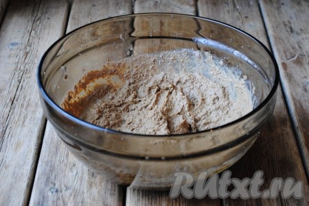 Гусиную печень переложить в миску и взбить блендером.&nbsp;
