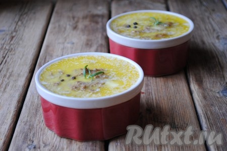 Чтобы паштет приобрел более праздничный вид, можно украсить его веточкой розмарина и горошинами чёрного перца.&nbsp;
