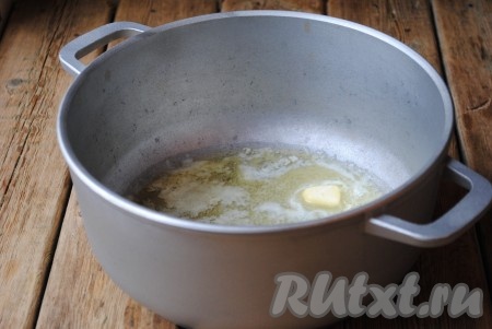Соединить 20 грамм сливочного масла с растительным, отправить на небольшой огонь и подождать, пока сливочное масло растворится. 