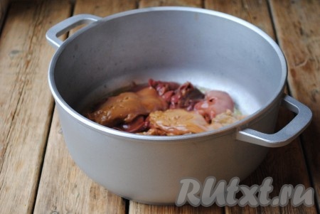 Затем в смесь сливочного и растительного масел выложить гусиную печень. Печень предварительно надо вымыть, удалить прожилки и обсушить бумажным полотенцем.
