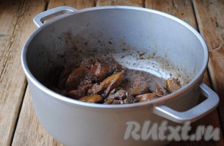 Обжарить печень по 5-7 минут с каждой стороны. Добавить соль и чёрный молотый перец по вкусу. 